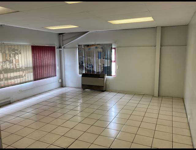 1,010M² WAREHOUSE TO LET IN MAXMEAD